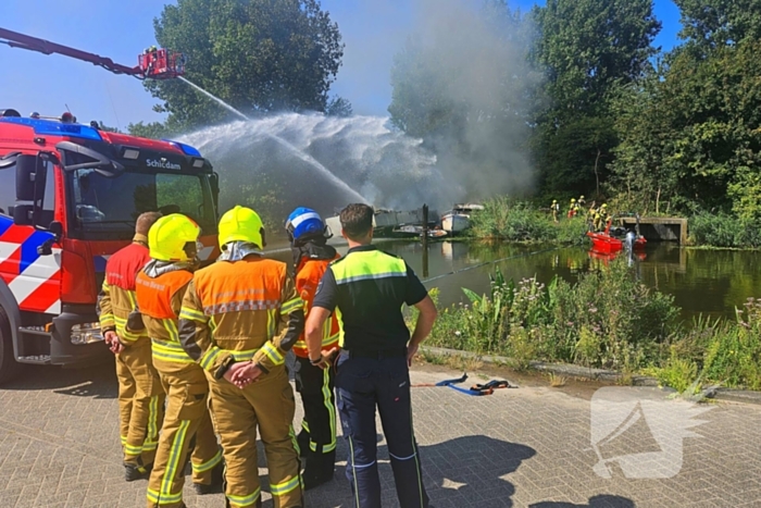 Brand woedt in pleziervaartuig