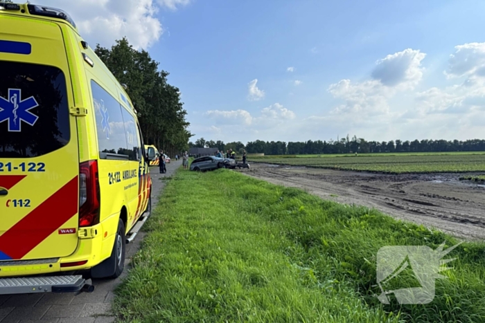 Auto raakt boom en belandt in sloot
