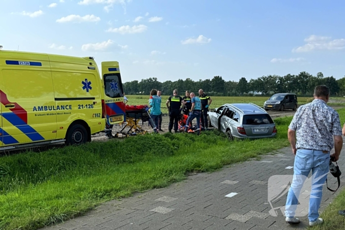 Auto raakt boom en belandt in sloot