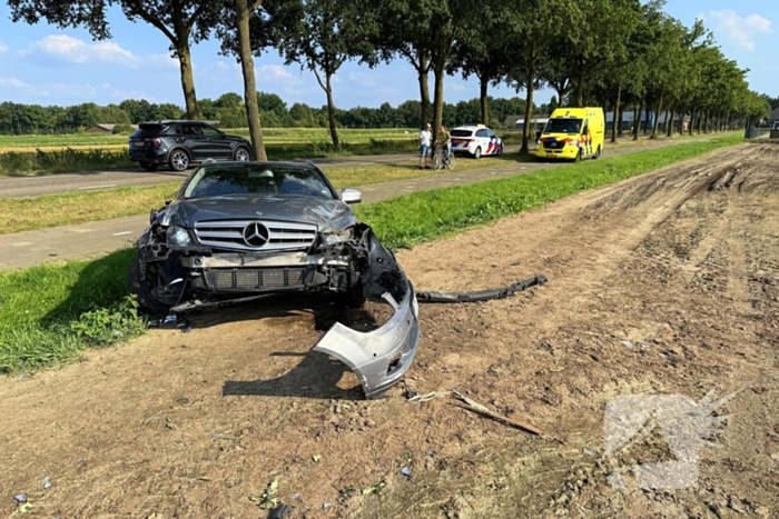 Auto raakt boom en belandt in sloot
