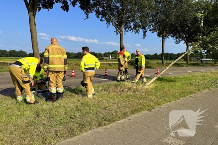 Auto raakt boom en belandt in sloot