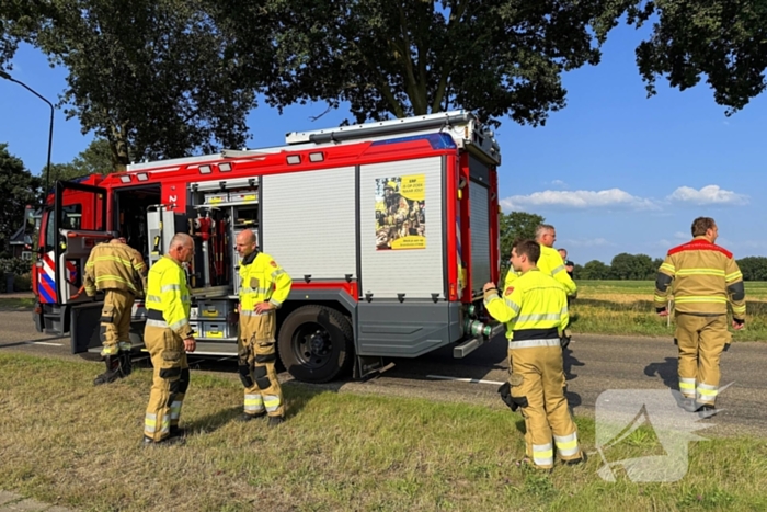Auto raakt boom en belandt in sloot