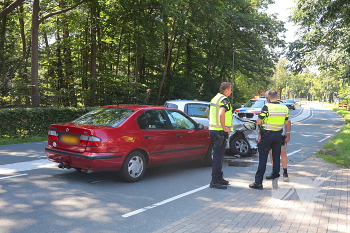 Ongeval tussen twee auto's leidt tot ziekenhuisbezoek