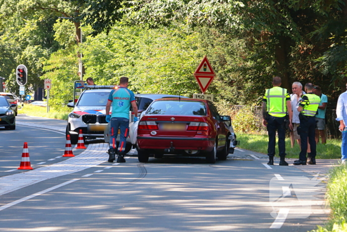 Ongeval tussen twee auto's leidt tot ziekenhuisbezoek