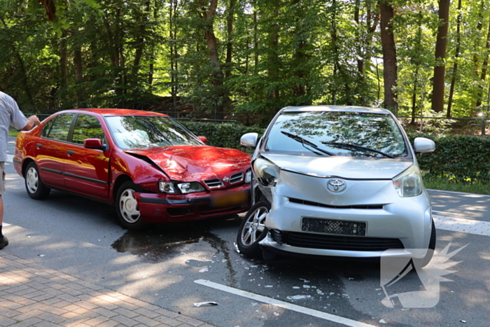 Ongeval tussen twee auto's leidt tot ziekenhuisbezoek