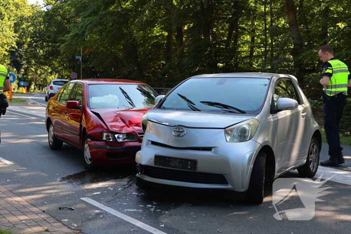 Ongeval tussen twee auto's leidt tot ziekenhuisbezoek