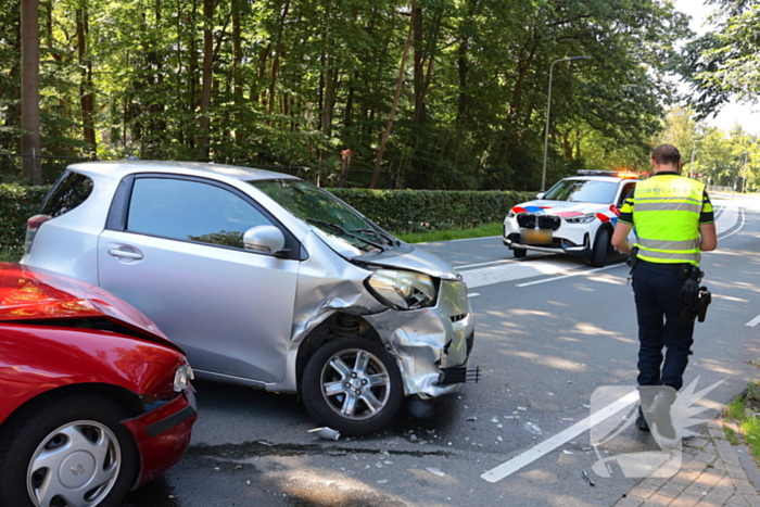 Ongeval tussen twee auto's leidt tot ziekenhuisbezoek