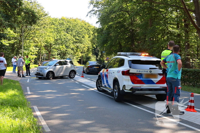 Ongeval tussen twee auto's leidt tot ziekenhuisbezoek