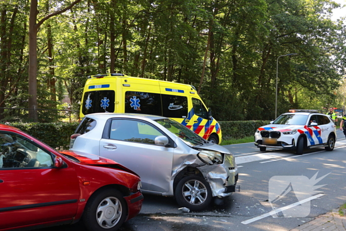 Ongeval tussen twee auto's leidt tot ziekenhuisbezoek