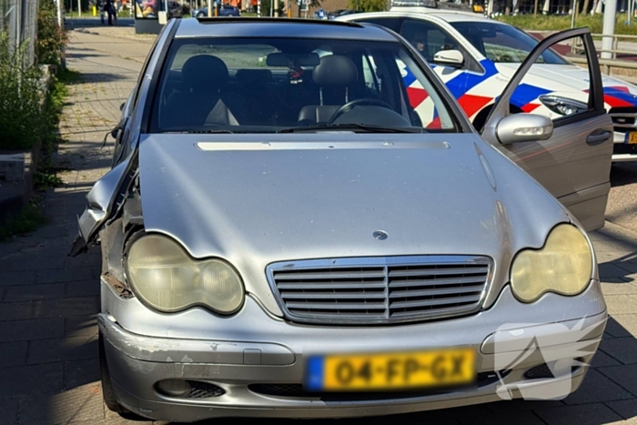 Verkeerspaal geraakt door auto