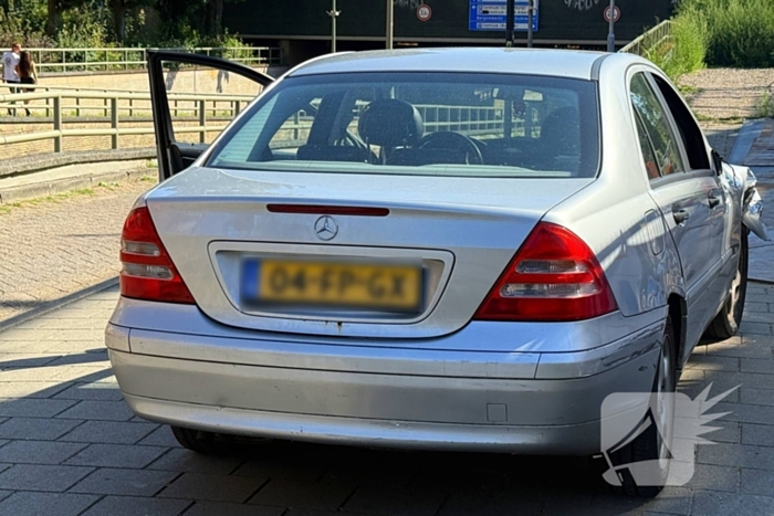 Verkeerspaal geraakt door auto