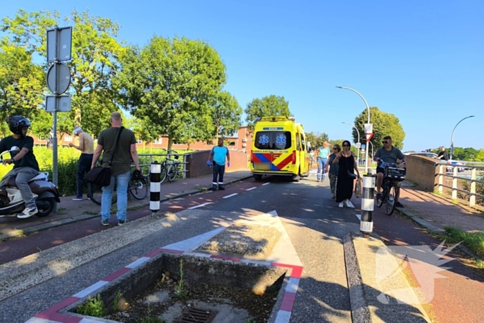 Ambulancepersoneel biedt hulp na fietsongeval