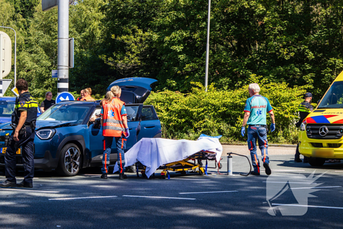 Botsing tussen twee auto's leidt tot ziekenhuisopname