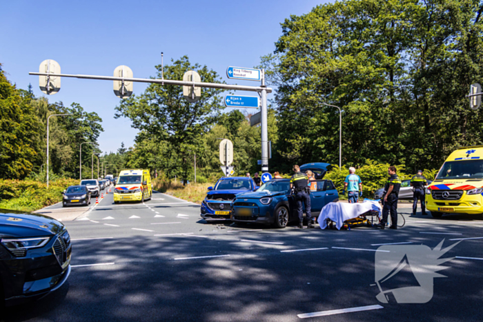 Botsing tussen twee auto's leidt tot ziekenhuisopname