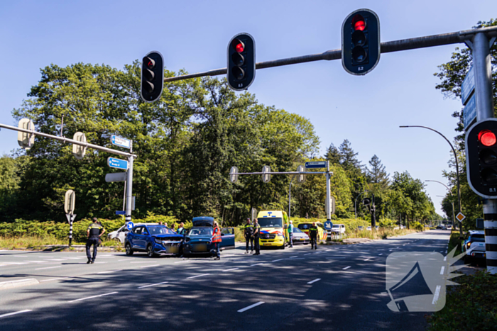 Botsing tussen twee auto's leidt tot ziekenhuisopname