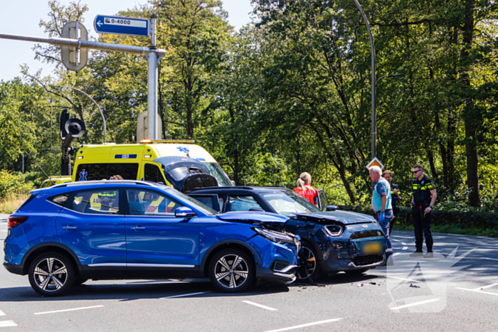 Botsing tussen twee auto's leidt tot ziekenhuisopname