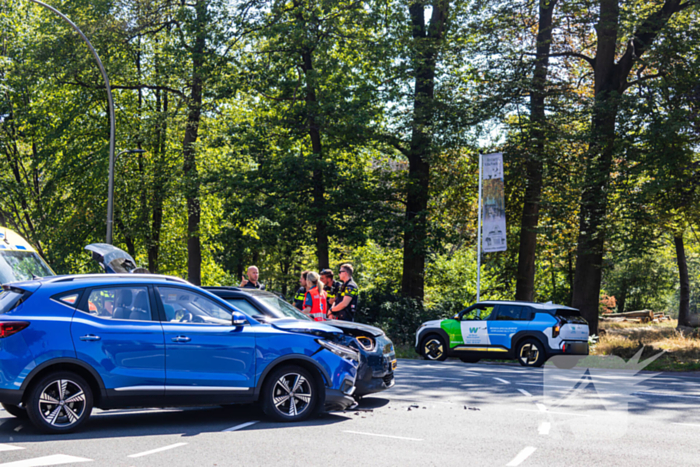 Botsing tussen twee auto's leidt tot ziekenhuisopname