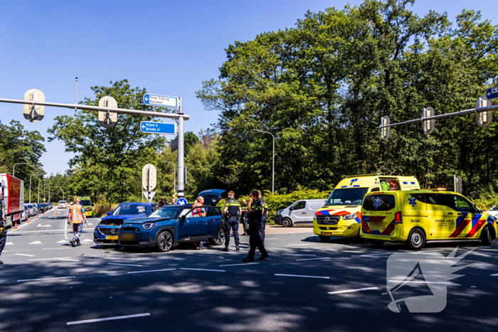 Botsing tussen twee auto's leidt tot ziekenhuisopname