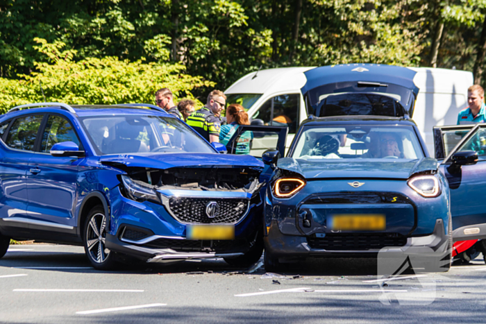 Botsing tussen twee auto's leidt tot ziekenhuisopname