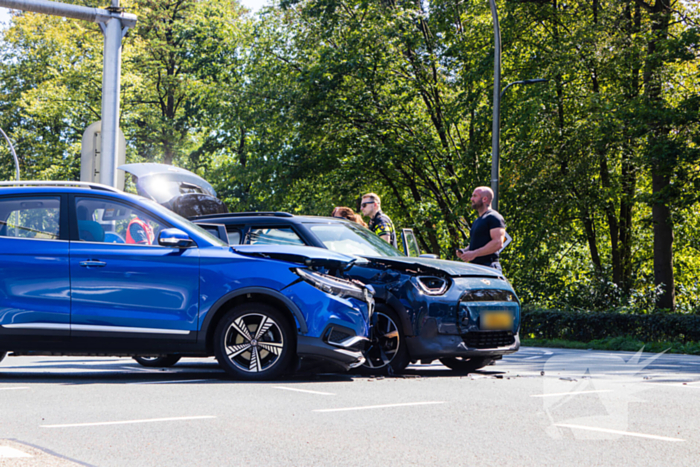 Botsing tussen twee auto's leidt tot ziekenhuisopname