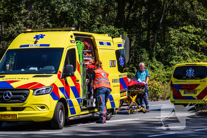 Botsing tussen twee auto's leidt tot ziekenhuisopname