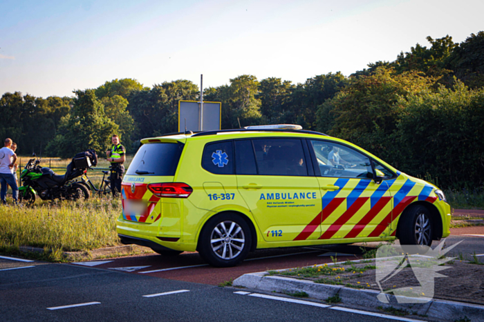 Ongeval tussen motorrijder en fietser leidt tot verwondingen