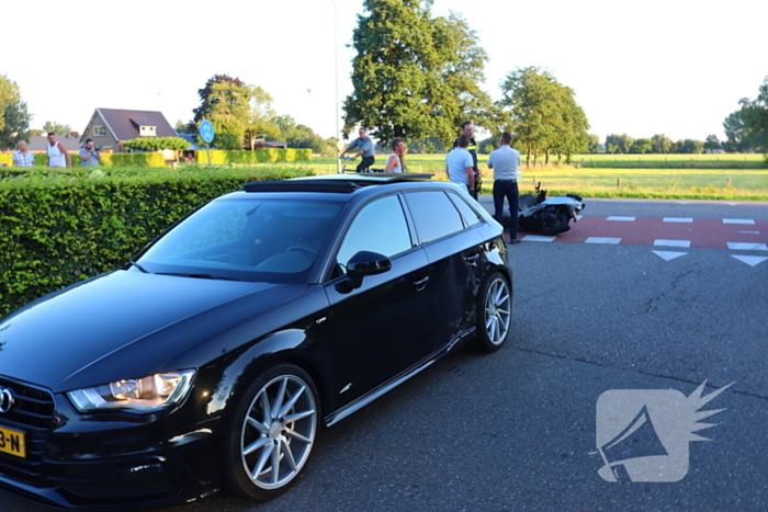Scooterrijder gewond bij aanrijding met auto