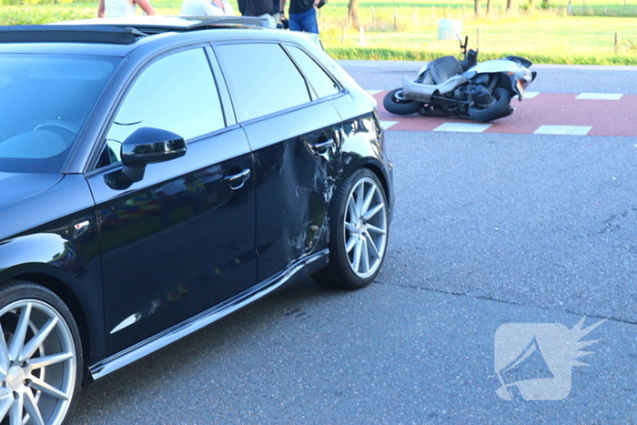 Scooterrijder gewond bij aanrijding met auto
