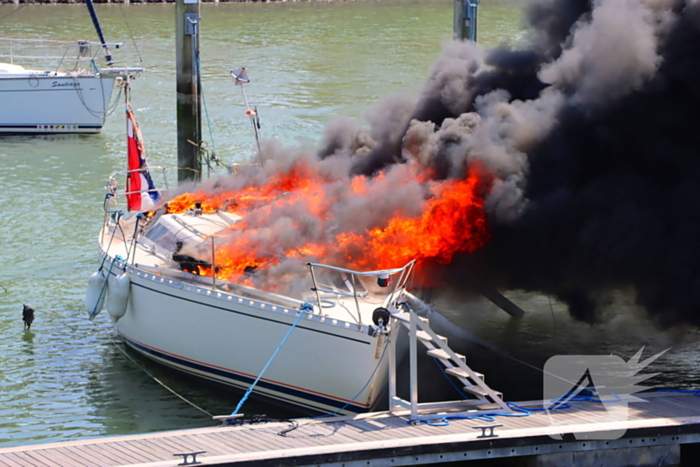 Brand in pleziervaartuig veroorzaakt rookpluimen