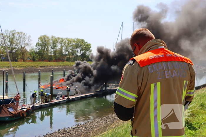 Brand in pleziervaartuig veroorzaakt rookpluimen