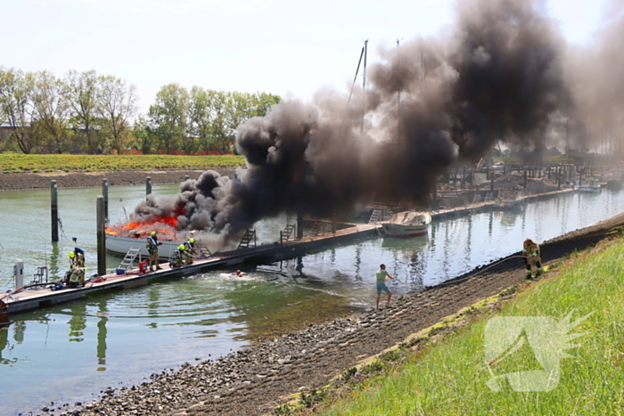 Brand in pleziervaartuig veroorzaakt rookpluimen