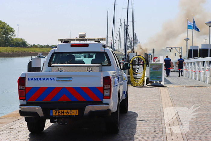 Brand in pleziervaartuig veroorzaakt rookpluimen