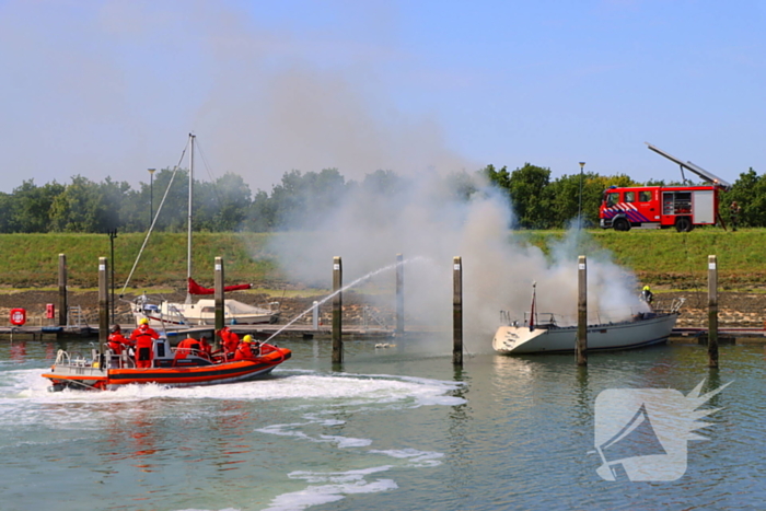 Brand in pleziervaartuig veroorzaakt rookpluimen