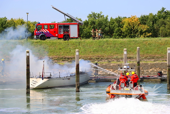 Brand in pleziervaartuig veroorzaakt rookpluimen