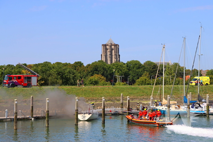 Brand in pleziervaartuig veroorzaakt rookpluimen