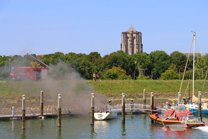 Brand in pleziervaartuig veroorzaakt rookpluimen