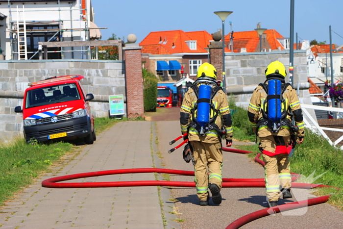 Brand in pleziervaartuig veroorzaakt rookpluimen