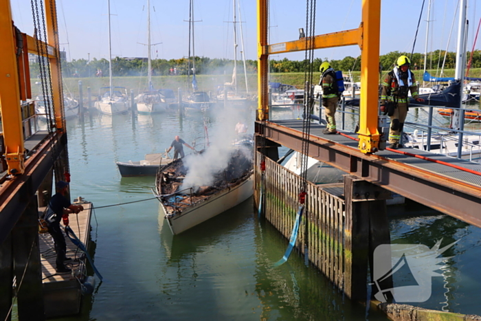 Brand in pleziervaartuig veroorzaakt rookpluimen