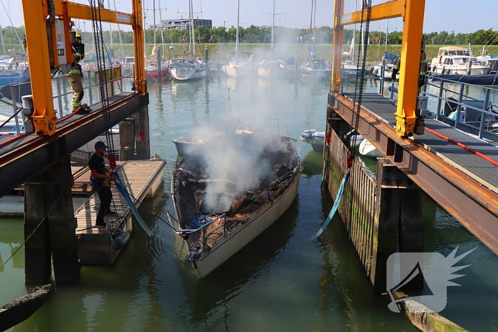 Brand in pleziervaartuig veroorzaakt rookpluimen