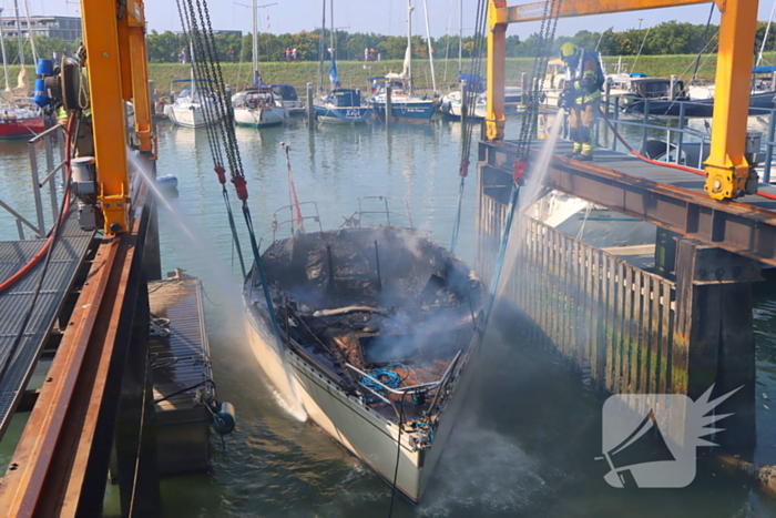 Brand in pleziervaartuig veroorzaakt rookpluimen