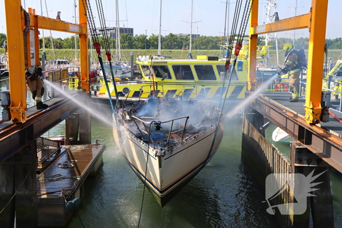 Brand in pleziervaartuig veroorzaakt rookpluimen