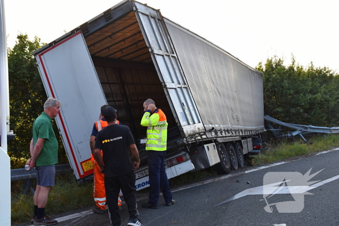 Klapband zorgt voor gewonden en enorme ravage