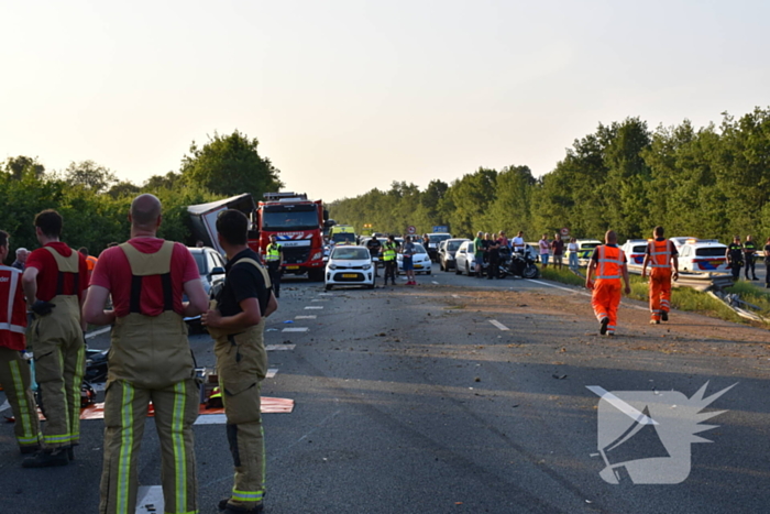 Klapband zorgt voor gewonden en enorme ravage