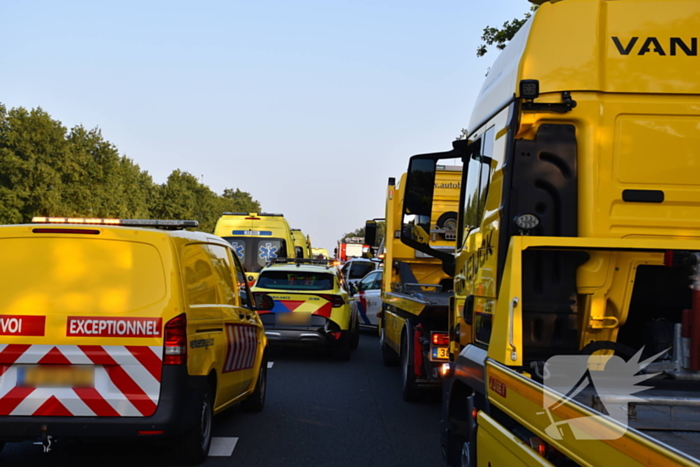 Klapband zorgt voor gewonden en enorme ravage