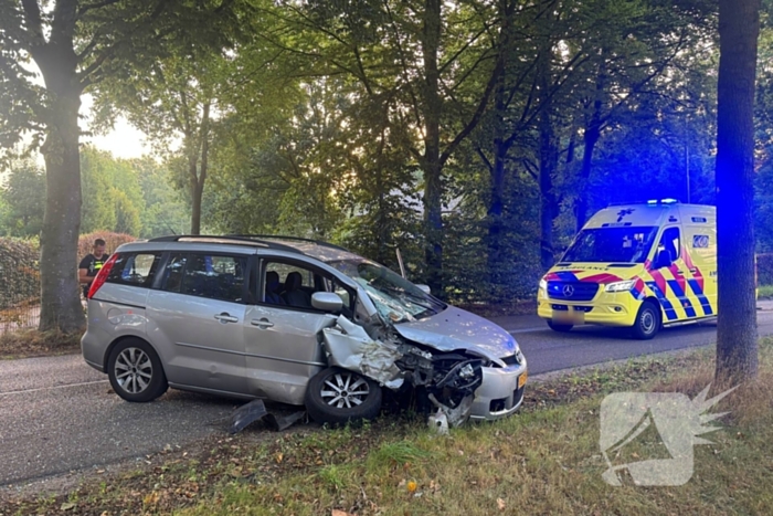 auto botst tegen boom na klapband