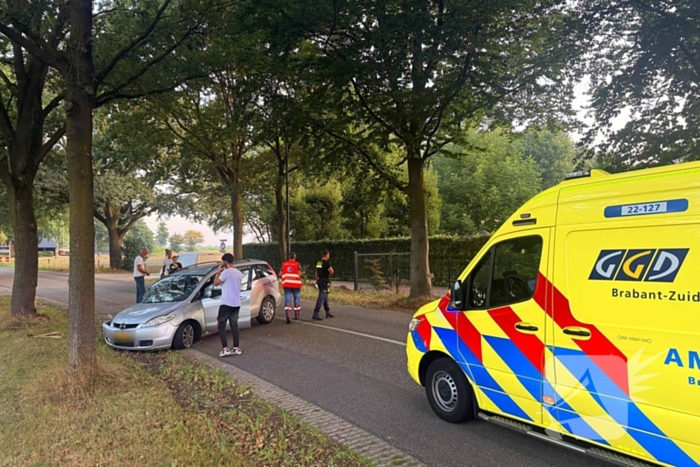 auto botst tegen boom na klapband