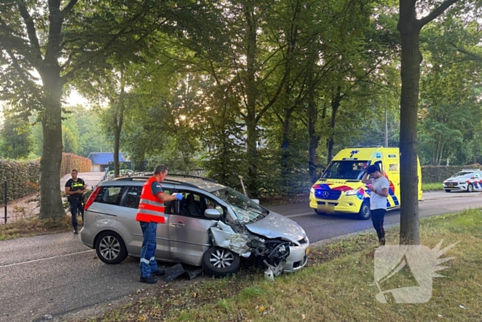 auto botst tegen boom na klapband