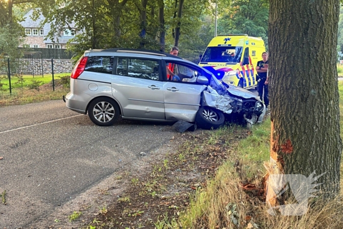 auto botst tegen boom na klapband