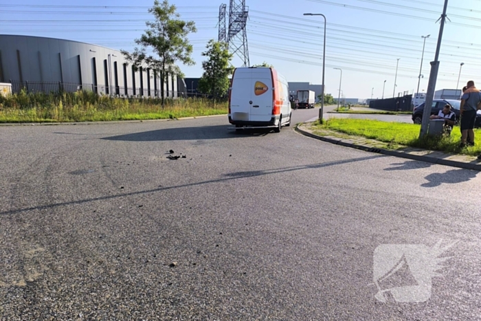Bestelbus en auto botsen