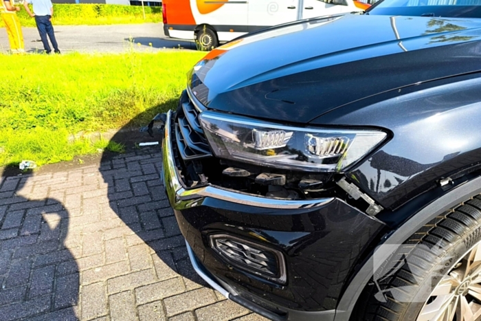 Bestelbus en auto botsen